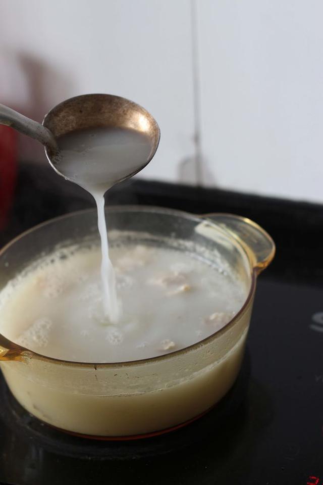 揭秘火锅店的奶白浓汤锅底，不是骨头熬汤，也不是加牛奶