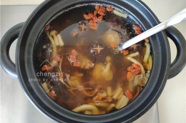 适合秋天的汤，5种食材一起煮又鲜又香！比喝羊汤好，家人很满意