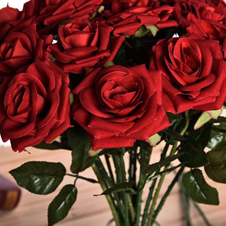 情人节送花：一朵红玫瑰花的背后代表的含义